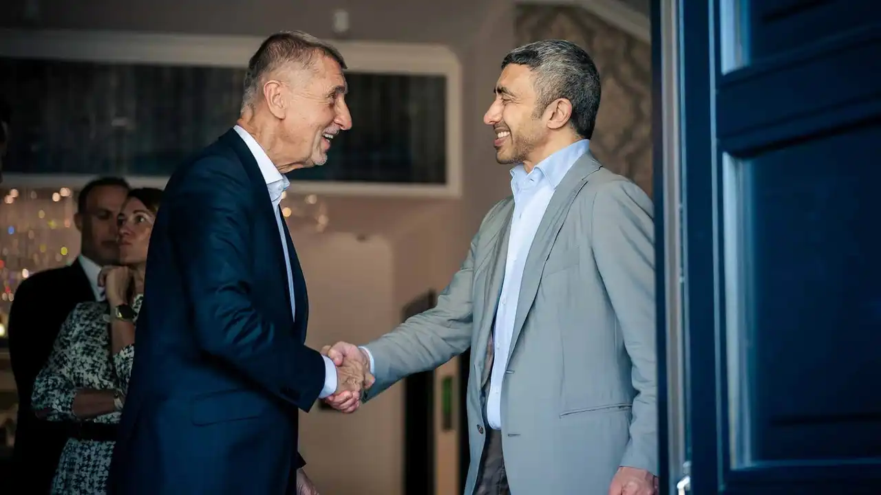 عبد الله بن زايد ورئيس وزراء التشيك يبحثان تعزيز العلاقات الاقتصادية